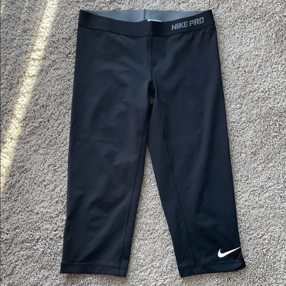 Nike pro friend-fit Capri leggings size medium